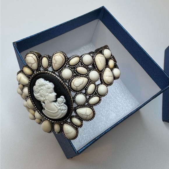 White Howlite 10.00 ctw Cuff Bracelet in silver-tone (7.50 In) - Picture 2 of 4